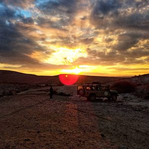 נוף מדברי בשקיעה בטיול של אדם סלע באזור שדה בוקר
