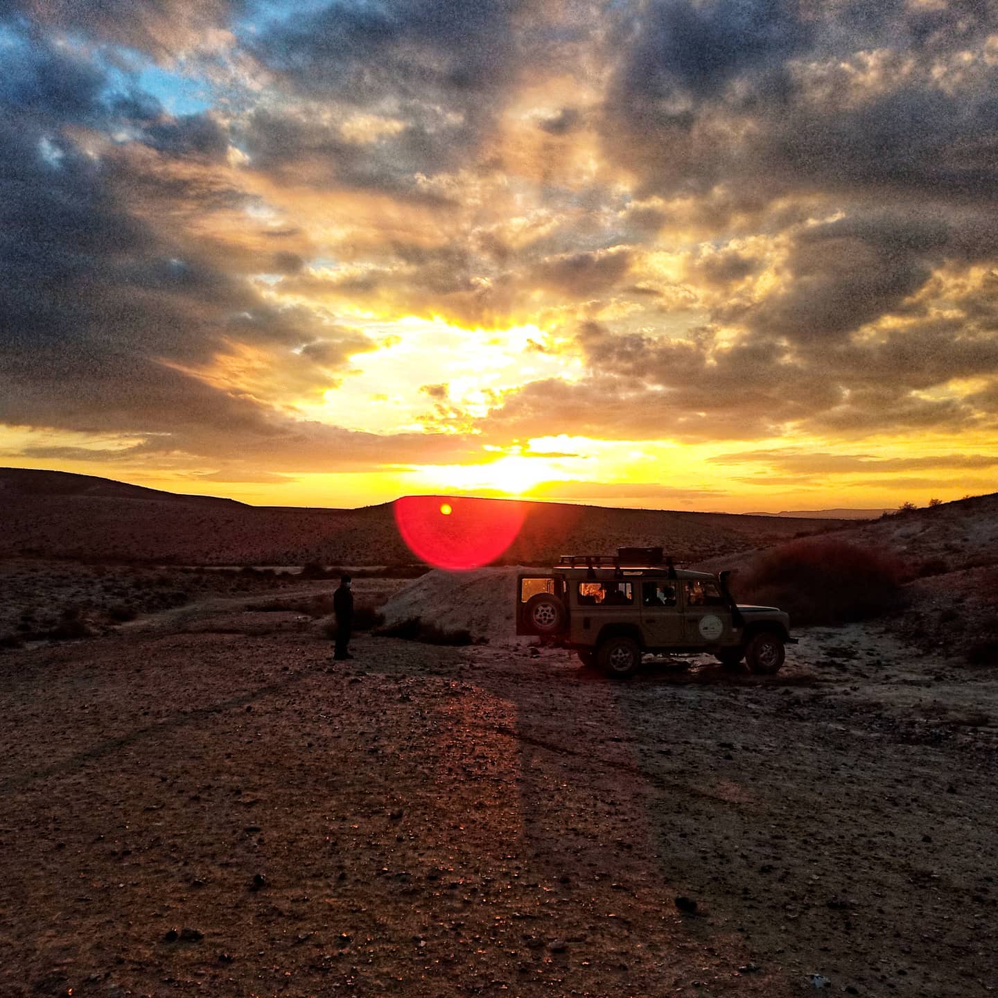 נוף מדברי בשקיעה בטיול של אדם סלע באזור שדה בוקר
